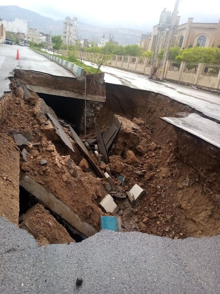 تصاویر | زمین در ایلام دهان باز کرد | رانش عجیب زمین در ایلام را ببینید