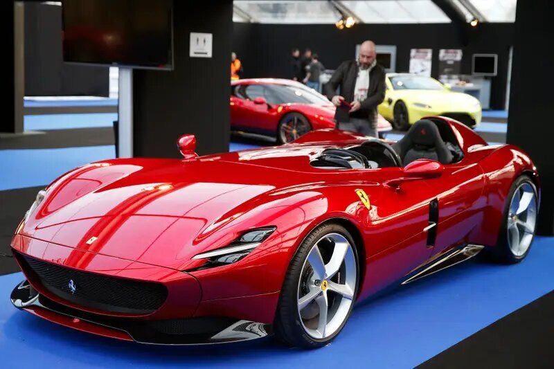 عکس | رونالدو به خاطر این خودروی لاکچری تمرین را رها کرد | سفر با هلی کوپتر برای خرید ماشینی که دشمن کریس داشت!