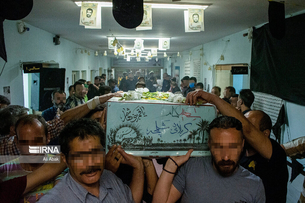 تشییع شهید گمنام بر دوش زندانیان 
