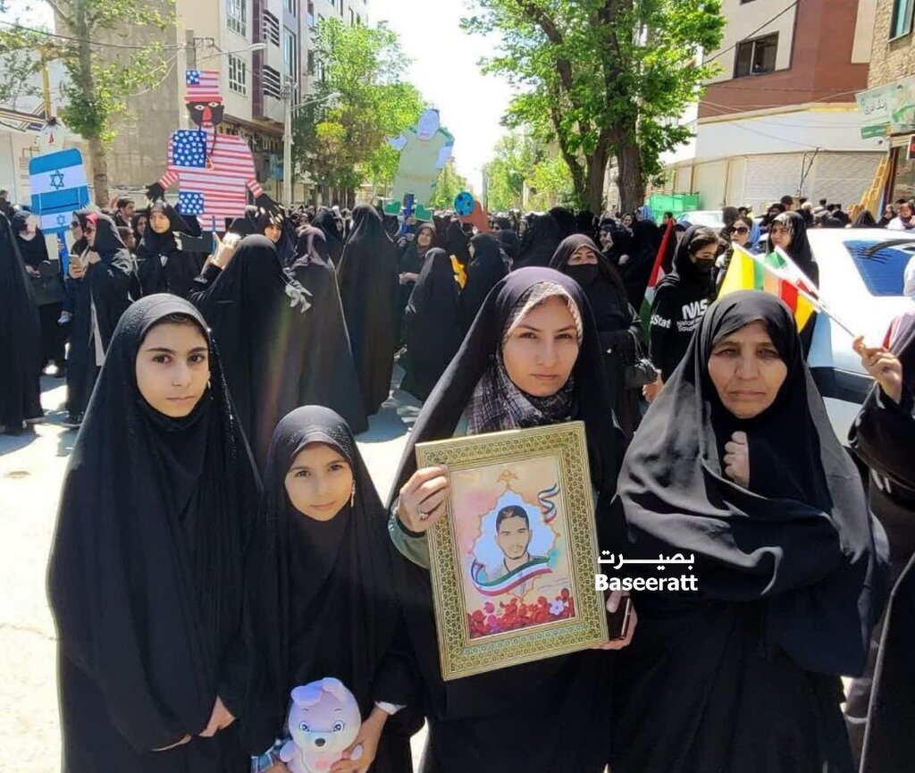 حضور خانواده شهید عجمیان در راهپیمایی روز قدس ۱۴۰۲ کرج