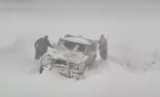 ببینید | بارش شدید برف راه ارتباطی کردستان به کرمانشاه را مسدود کرد