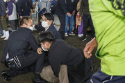ببینید | جدیدترین تصاویر از لحظه انفجار در محل سخنرانی نخست وزیر ژاپن | واکنش خبرنگاران را ببینید