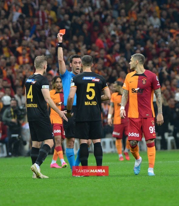 تصاویر | خطای هولناک لژیونر ایرانی بدتر از ضربه کعبی به فیگو! | کارت قرمز مستقیم برای ضربه کشنده!