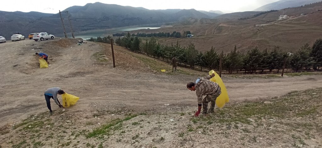 گردشگران زباله میریزند، طبیعتدوستان جمعآوری میکنند!