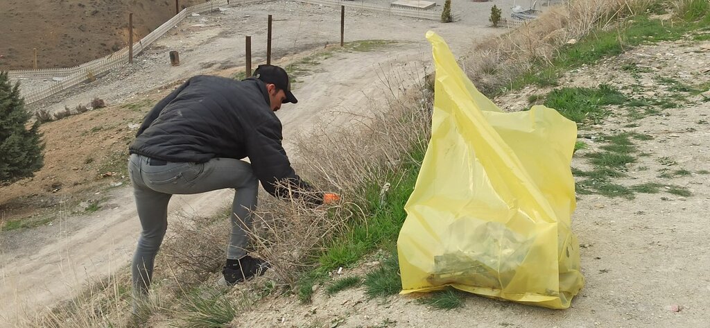 گردشگران زباله میریزند، طبیعتدوستان جمعآوری میکنند!