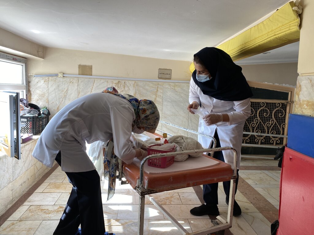 قهرمان محله | دختر ۲۲ساله از کانادا برگشته؛ رفیق شفیق مادربزرگهای کهریزک