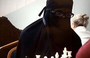 عکس | قهرمان شطرنج زنان مرد از آب درآمد! | این مرد زن نما چطور لو رفت؟