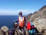 این زن با دوچرخه به دور دنیا سفر کرد | جهانگردی برای کمک به کودکان یتیم مناطق محروم
