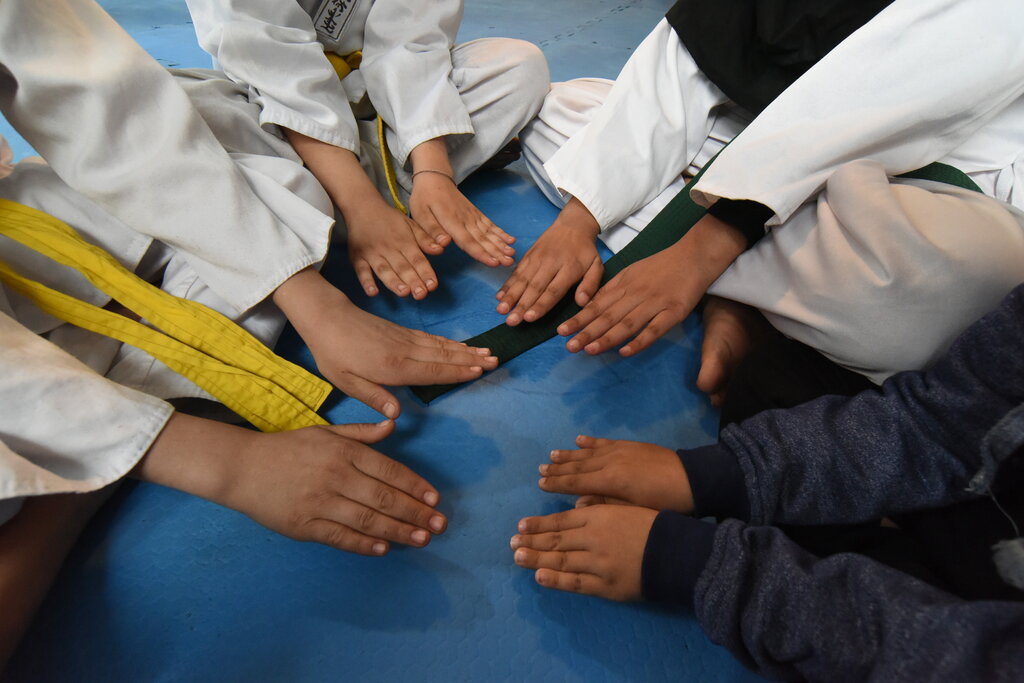 قهرمان محله| این مربی کاراته از شاگردان محروم و کودکان کار قهرمان ساخت | جوابم را با ۱۴ طلا، ۲۷ نقره و ۳۸ برنز دادند