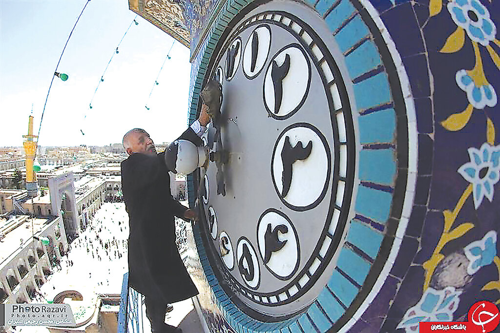 تصاویر | این مرد تنها ساعتساز حرم امام رضا(ع) است | اینجا زمان با عشق کوک میشود