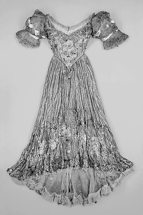 لباسهای ایرانی برند مشهور فرانسوی در خیابان امیریه