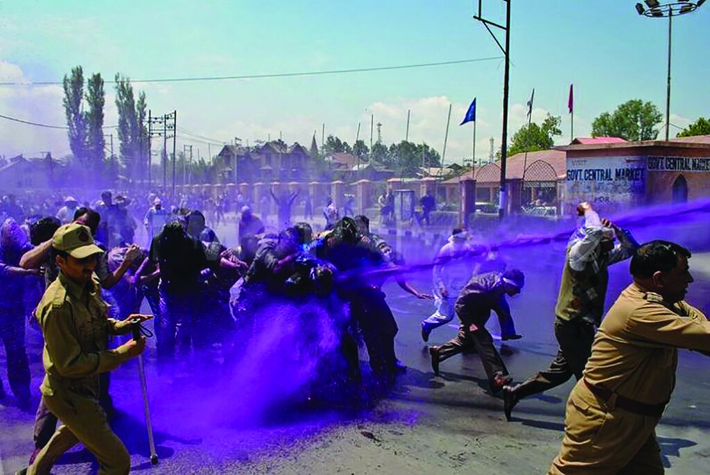 عجیبترین اسلحههایی که پلیس آمریکا از آنها استفاده میکند | از موشک استینگر تا اسلحه طوفان ساز! ؛ فاسر سلاحی برای نابینا کردن معترضین!