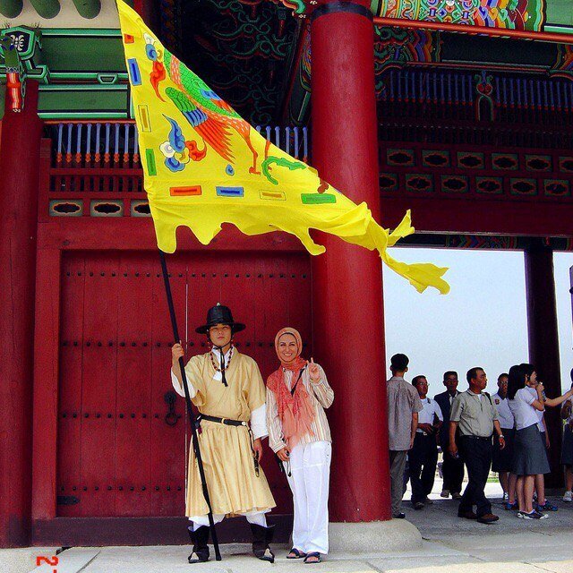 این زن با دوچرخه به دور دنیا سفر کرد | جهانگردی برای کمک به کودکان یتیم مناطق محروم