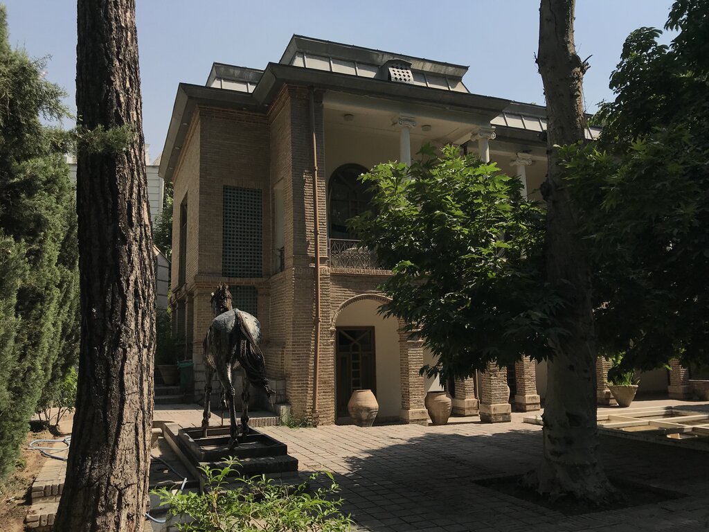 دورهمی خوشنویسان در باغ قجری