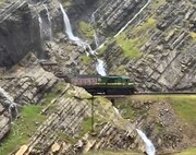 ببینید | زیباترین مسیر ریلی در ایران | عبور قطار از میان آبشارهای دیدنی