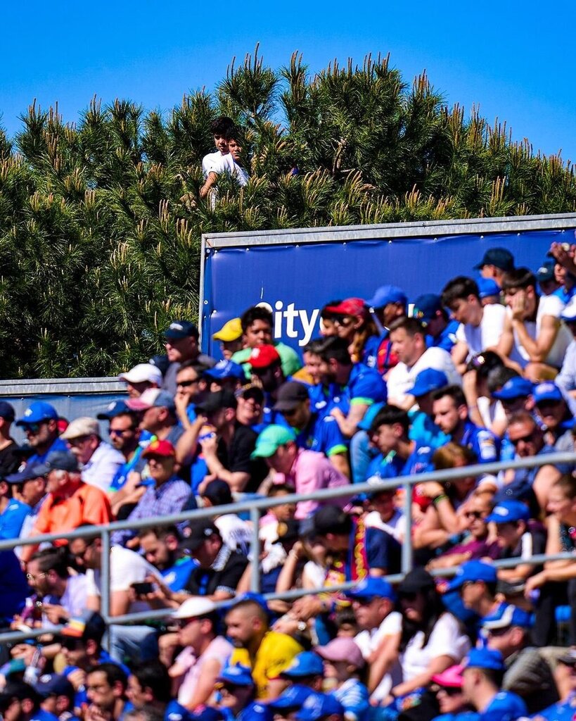 عکس | تقلید بارسایی ها از هواداران نساجی قائمشهر