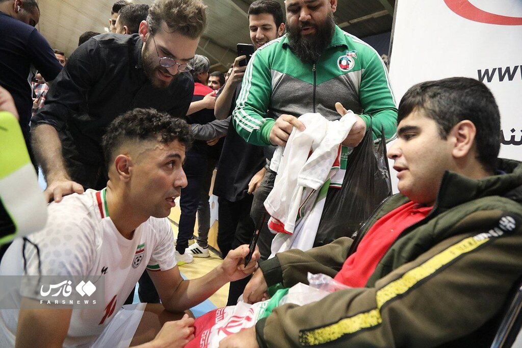 تصاویر | ذوقزدگی هوادار رقیب از رفتار کاپیتان تیم ملی!