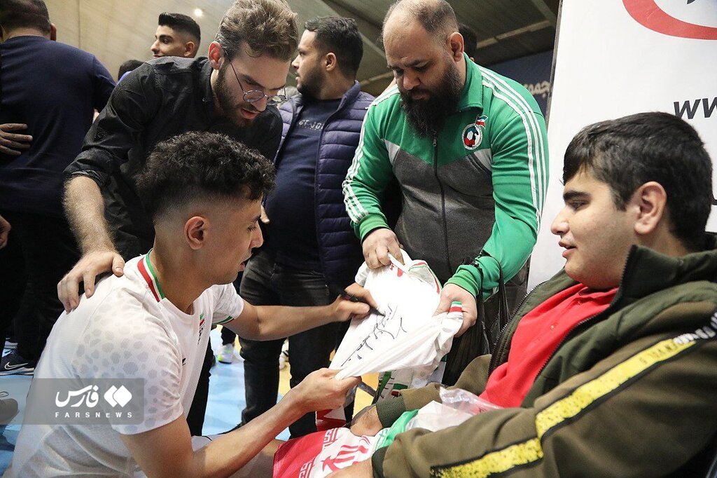 تصاویر | ذوقزدگی هوادار رقیب از رفتار کاپیتان تیم ملی!