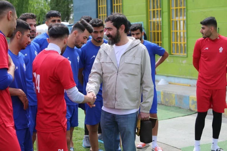 تصاویر لحظه ورود شهاب حسینی سر تمرین تیم لیگ برتری | سوال جالبی که بازیکنان از او پرسیدند