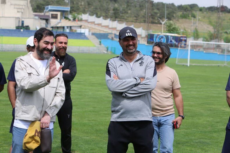 تصاویر لحظه ورود شهاب حسینی سر تمرین تیم لیگ برتری | سوال جالبی که بازیکنان از او پرسیدند