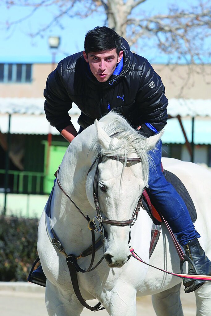تصاویری از اسب سواری لاکچری سردار آزمون | مهاجم تیم ملی از خرید گرانترین اسبش میگوید | قیمت اسبهایم یک راز است | اسم اسبم را فانتوم گذاشتم چون...