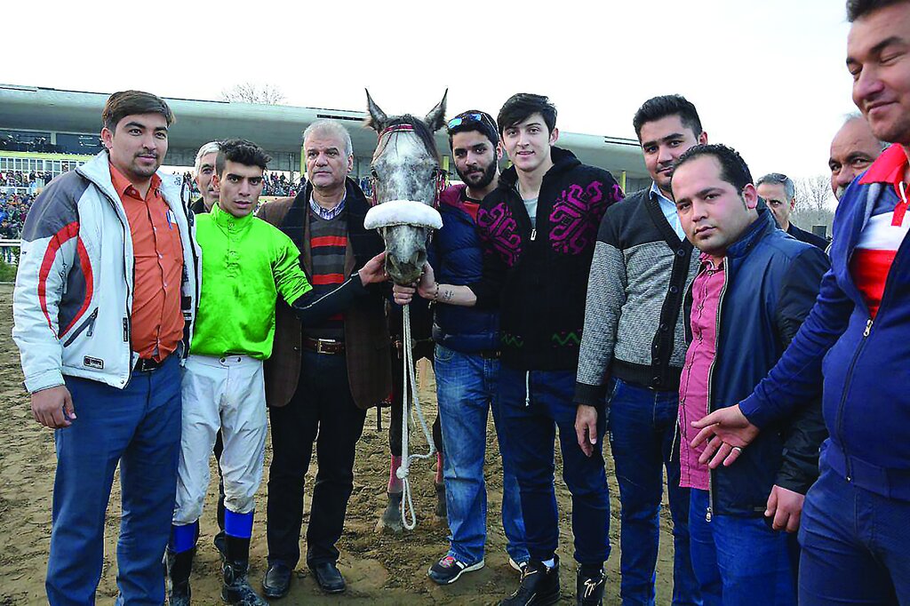 تصاویری از اسب سواری لاکچری سردار آزمون | مهاجم تیم ملی از خرید گرانترین اسبش میگوید | قیمت اسبهایم یک راز است | اسم اسبم را فانتوم گذاشتم چون...