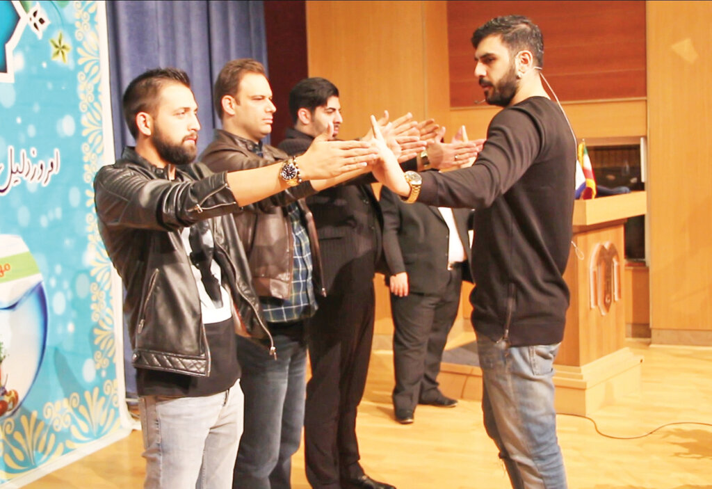 این مرد ایرانی مدعی است که میتواند مغز آدمها را هک کند | او میتواند شیشههای خرد شده یک لامپ را بخورد | برای آرنولد، کیلینتون و بوش شعبده اجرا کردم