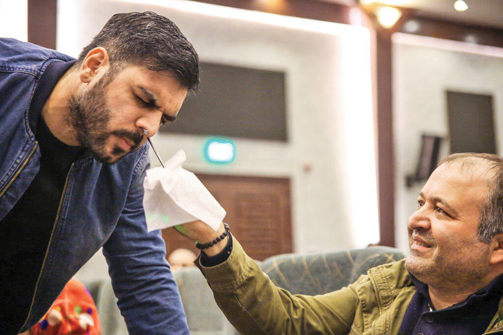 این مرد ایرانی مدعی است که میتواند مغز آدمها را هک کند | او میتواند شیشههای خرد شده یک لامپ را بخورد | برای آرنولد، کیلینتون و بوش شعبده اجرا کردم