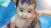نکاتی درباره حمام کردن نوزاد و مراقبت‌های پس از آن | از چه صابونی برای شست و شوی بدن نوزاد استفاده کنیم؟