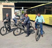 معاون شهردار برای بازدید میدانی با دوچرخه به محله‌ها رفت