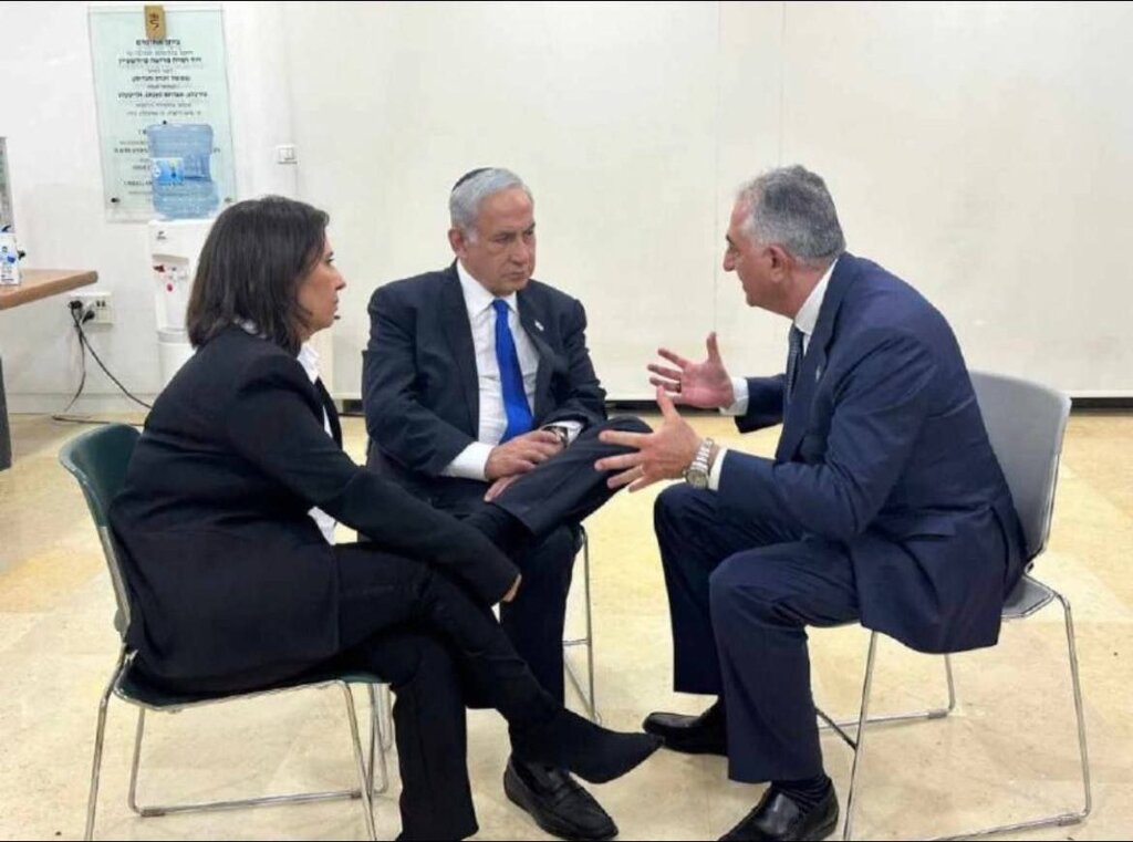 راز و رمز یک عکس ؛ زبان بدن رضا پهلوی و نتانیاهو چه میگوید؟ | رئیس و کارفرما من ام! | معنای نزدیکی صندلی ها چیست؟ | پهلوی همیشه دنبال جلب توجه است