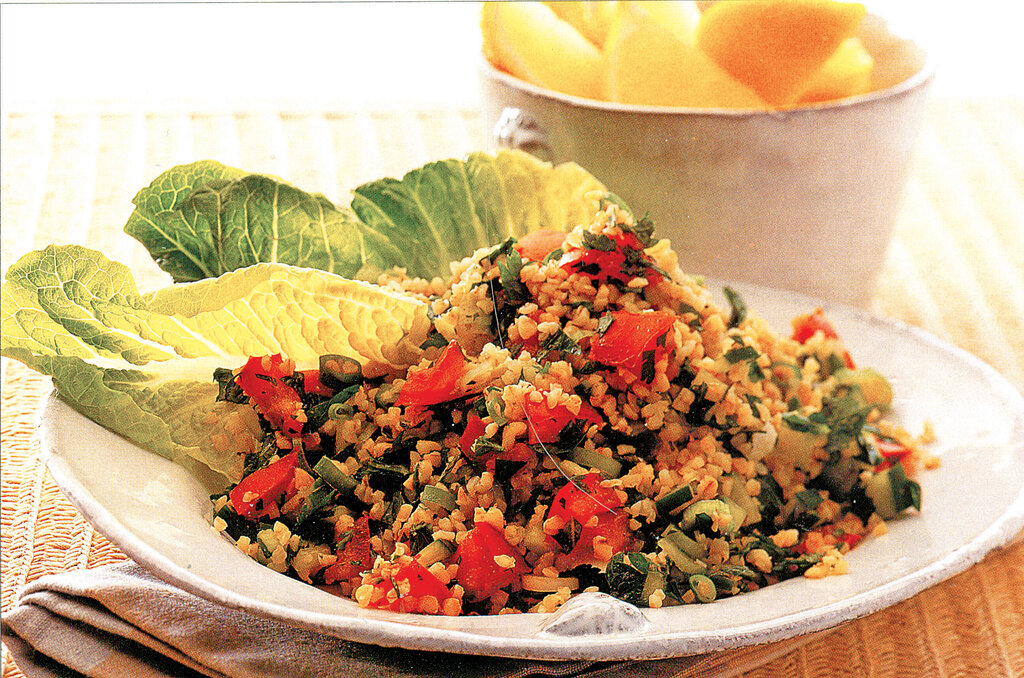 سالادهای هوسانگیز خاورمیانهای را با این دستور غذایی درست کنید | از مُحَمَره تا سالاد فتوش و سالاد تبوله