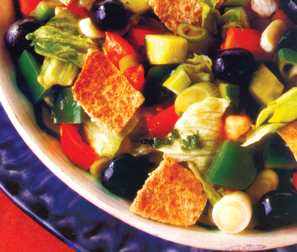 سالادهای هوسانگیز خاورمیانهای را با این دستور غذایی درست کنید | از مُحَمَره تا سالاد فتوش و سالاد تبوله