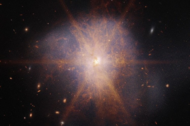 عکس | هنرنمایی جیمز وب در ثبت یک تصویر خارق‌العاده دیگر | کهکشانی که یک تریلیون خورشید نور دارد!