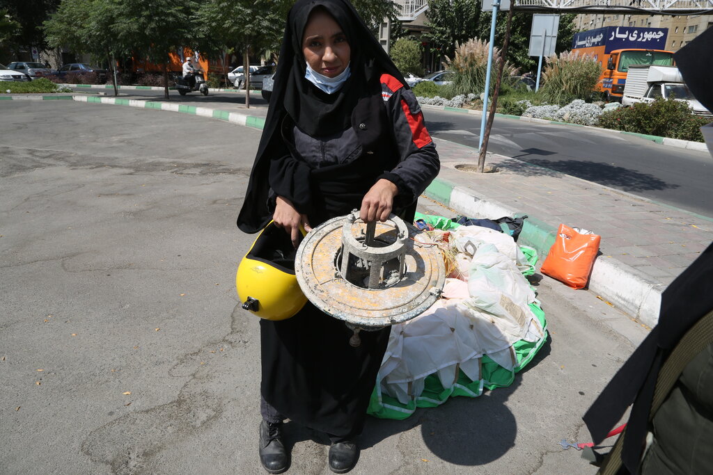 دختر شگفتیآفرین و رکوردار جهان هم محلهای ماست | غواصی و پرواز با چادر | سفیر صلح ایران در دریاها و آسمانها پیگیر  حل مشکلات مردم//