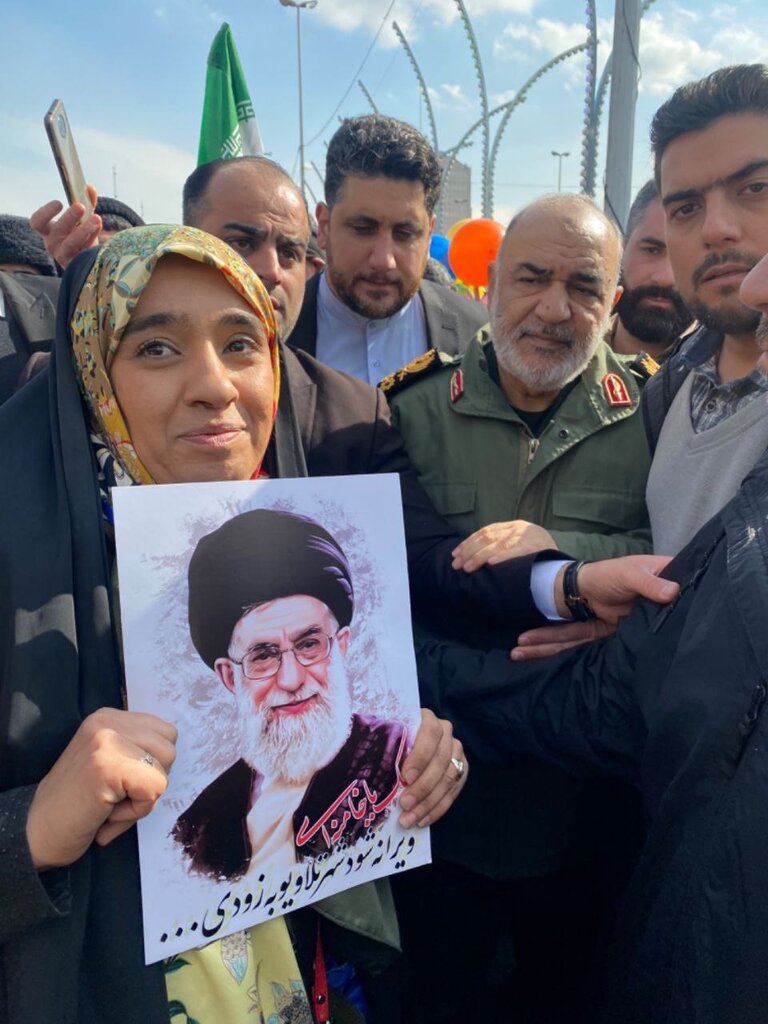 دختر شگفتیآفرین و رکوردار جهان هم محلهای ماست | غواصی و پرواز با چادر | سفیر صلح ایران در دریاها و آسمانها پیگیر  حل مشکلات مردم//