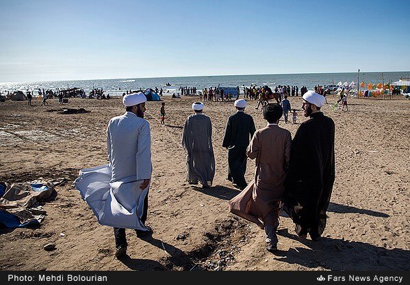 تصاویر | طلبه‌ها در ساحل دنبال چه هستند؟ | می‌گفتند جای طلبه‌ها ساحل نیست...