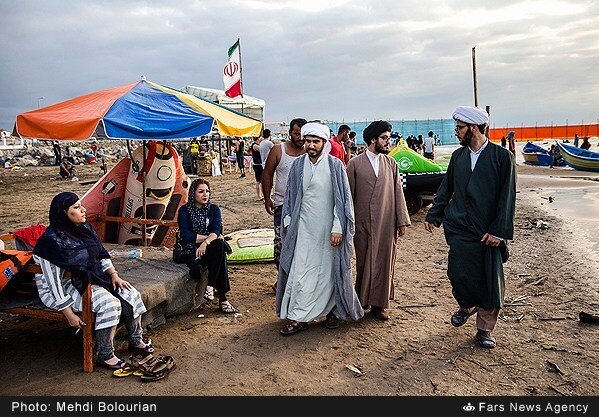 تصاویر | طلبه‌ها در ساحل دنبال چه هستند؟ | می‌گفتند جای طلبه‌ها ساحل نیست...