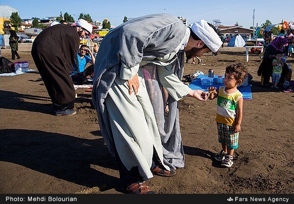 تصاویر | طلبهها در ساحل دنبال چه هستند؟ | میگفتند جای طلبهها ساحل نیست...