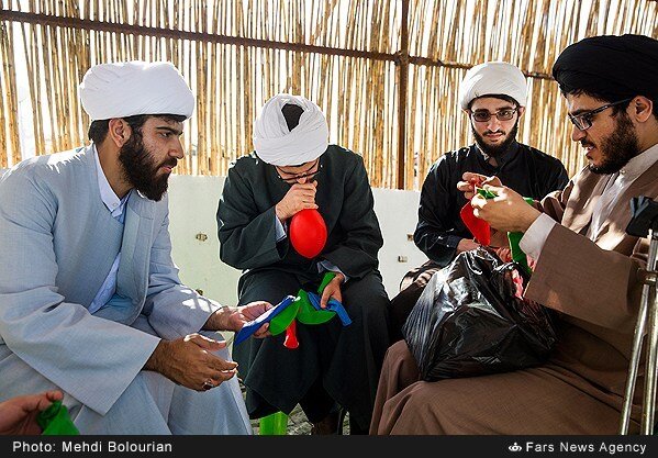 تصاویر | طلبهها در ساحل دنبال چه هستند؟ | میگفتند جای طلبهها ساحل نیست...