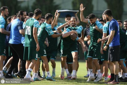 عکس | ستاره استقلال را با مشت و لگد به دربی بردند!