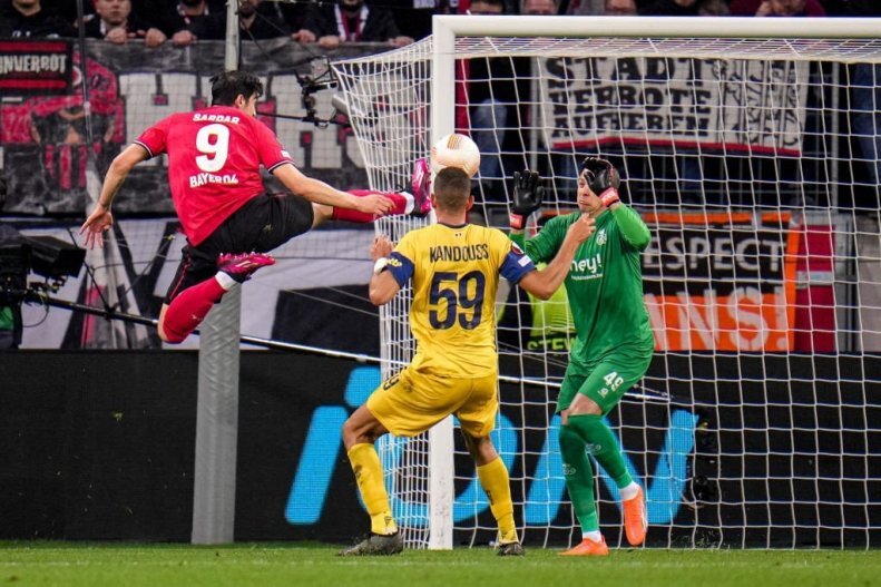 عکس| استقبال آزمون از مورینیو با یک حرکت عجیب