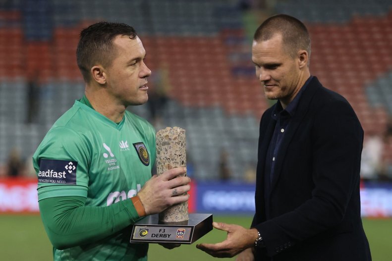 عکس | عجیب ترین جام قهرمانی فوتبال در جهان | یک تکه اتوبان برای قهرمان!