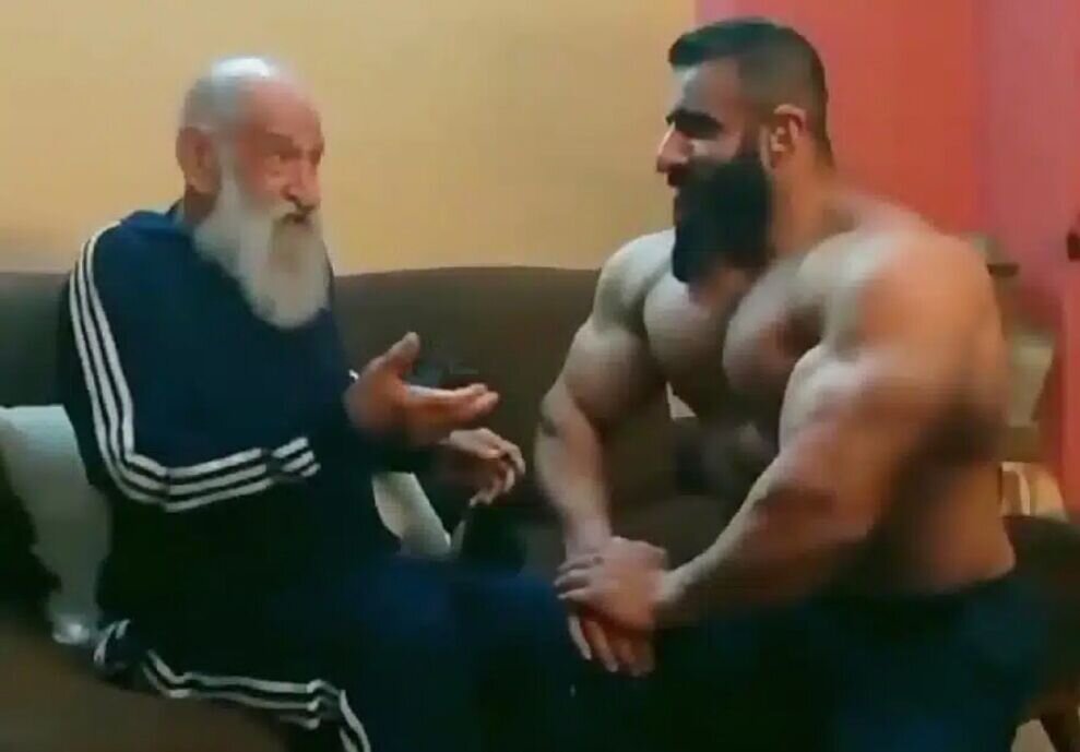 عکس | فیگور خاص هادی چوپان در برابر خلیل عقاب | دیدار گرگ پارسی با پهلوان در آخرین روزهای عمرش