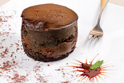 پیشنهادی برای یک عصرانه خوشمزه | نحوه پختن موس‌ کیک شکلات، با یک روش ارزان و سریع!