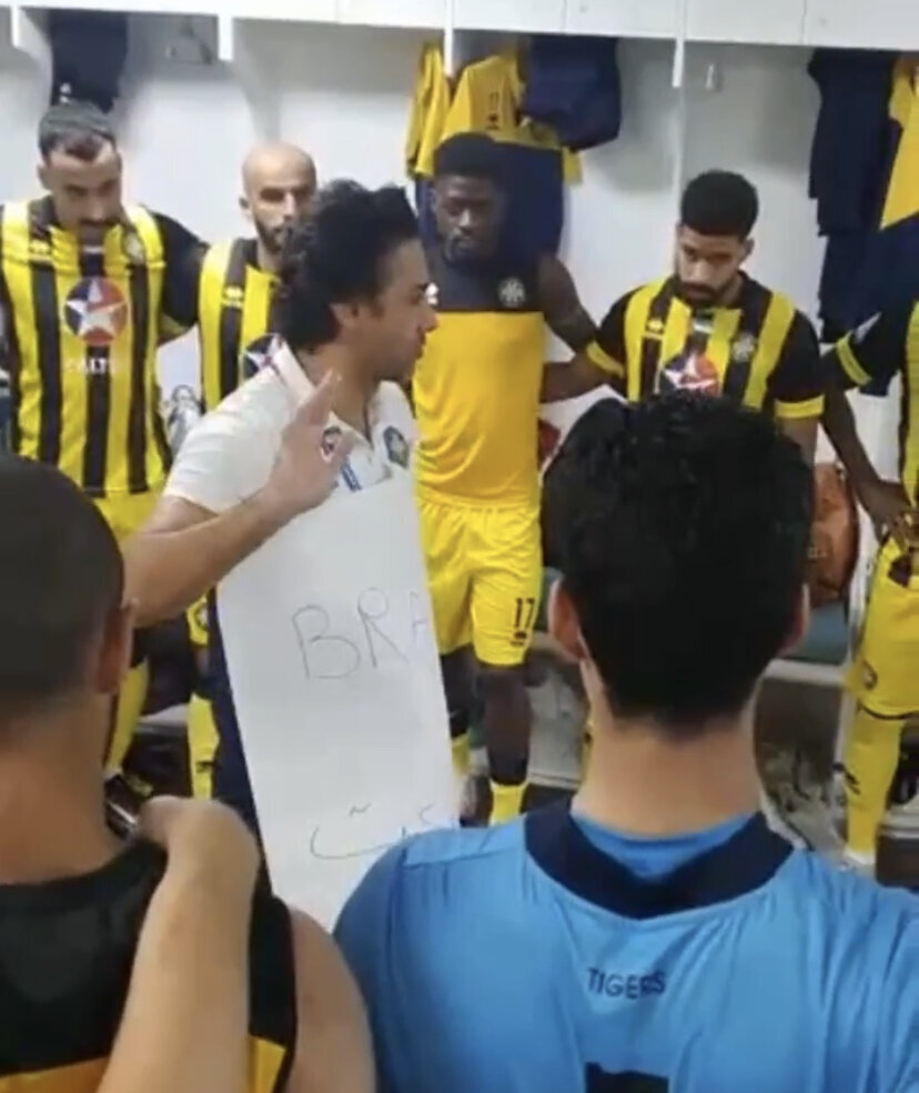 عکس | حرکت عجیب مجیدی در رختکن تیمش | فرهاد یک تابلو را به خودش چسباند تا تیمش برنده شود!