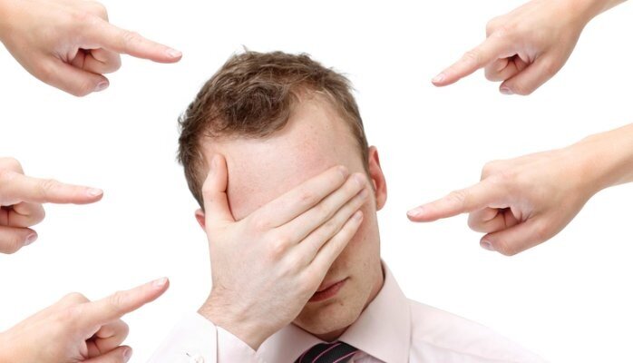 ۱۱ نشانهای که میگوید خودمان را دوست نداریم | راهکارهایی برای رفع احساس نارضایتی از خود