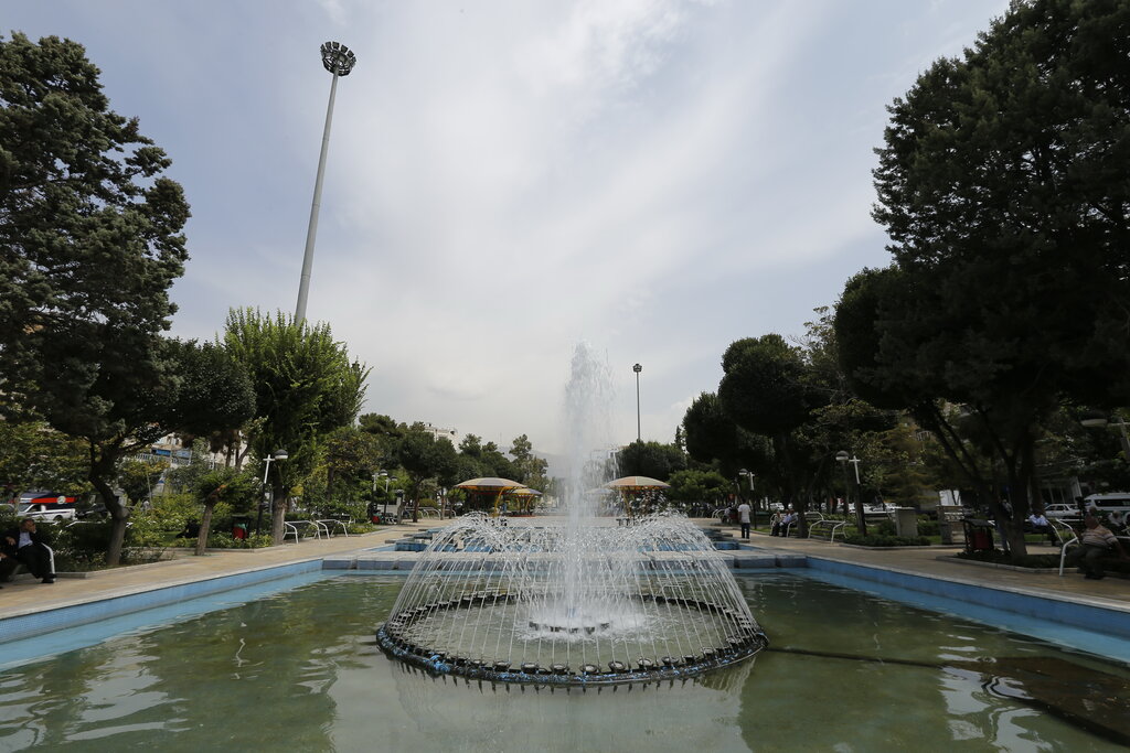 محله اروپایی‌ در شرق تهران | قبر روحانی هم‌محله‌ای در میدان صد نارمک
