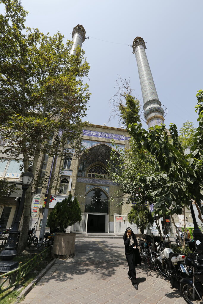 محله اروپایی‌ در شرق تهران | قبر روحانی هم‌محله‌ای در میدان صد نارمک
