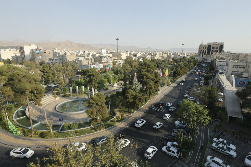 محله اروپایی در شرق تهران | قبر روحانی هممحلهای در میدان صد نارمک